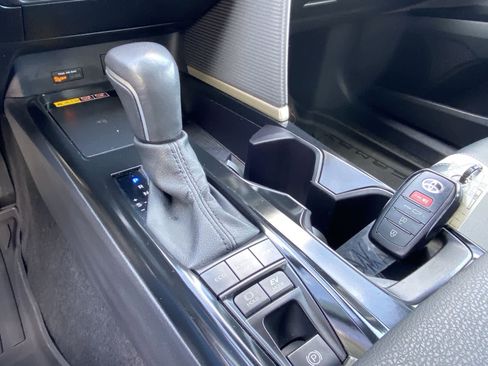 Used 2025 Toyota Camry SE FWD image 31