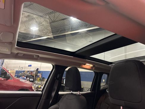 Used 2022 Jeep Renegade Latitude w/ Sun/Sound Group image 12