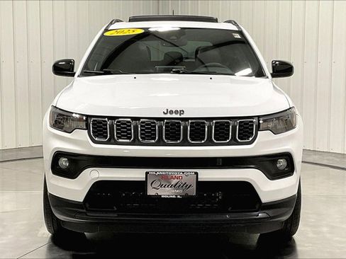 Used 2025 Jeep Compass Latitude w/ Sun & Sound Group AWD/4WD image 2