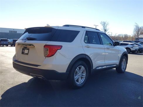 Used 2021 Ford Explorer XLT w/ Equipment Group 202A image 4