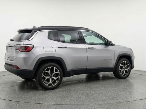 Used 2025 Jeep Compass Limited image 9