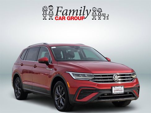 Used 2023 Volkswagen Tiguan SE w/ Panoramic Sunroof Package image 2