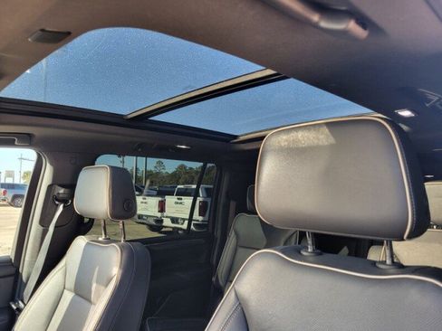 Used 2024 GMC Yukon XL SLT w/ SLT Premium Package image 27