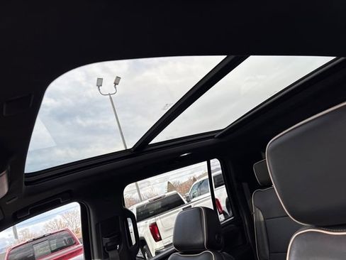 Used 2023 GMC Yukon XL SLT image 24