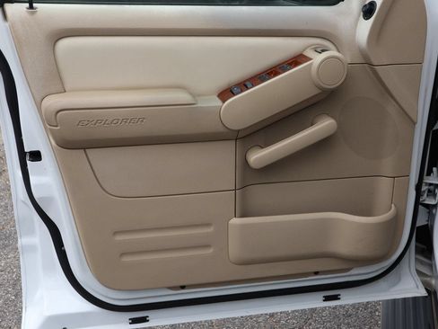 Used 2006 Ford Explorer Eddie Bauer RWD image 8