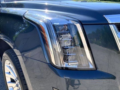 Used 2020 Cadillac Escalade Premium Luxury AWD/4WD image 28