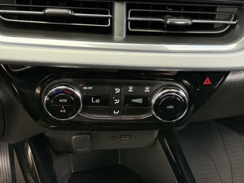 Used 2025 Chevrolet Trax LT w/ LPO, Blackout Package FWD image 29