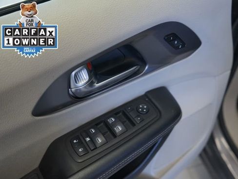 Used 2023 Chrysler Pacifica Touring-L FWD image 19