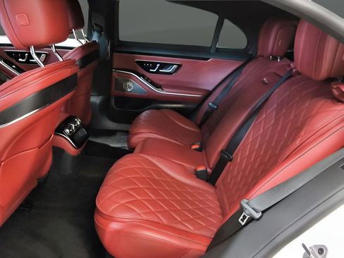 Used 2022 Mercedes-Benz S 580 4MATIC Sedan w/ AMG Line Package image 21