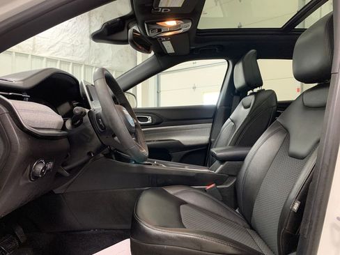 Used 2025 Jeep Compass Latitude w/ Sun & Sound Group image 4