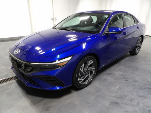 Used 2025 Hyundai Elantra SEL FWD image 3
