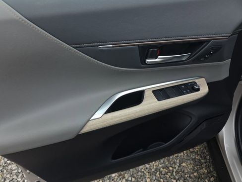 Used 2023 Toyota Venza XLE image 13