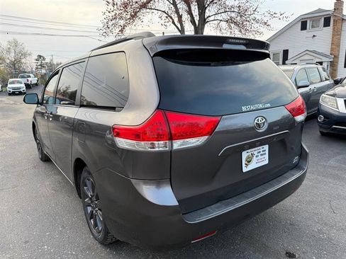 Used 2011 Toyota Sienna XLE image 2