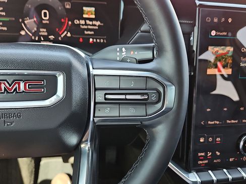 Used 2025 GMC Acadia Elevation w/ Elevation Premium Package FWD image 19