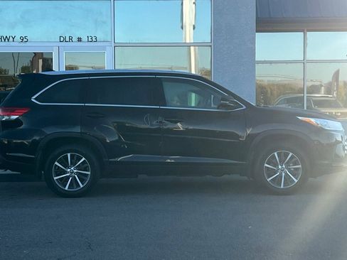 Used 2019 Toyota Highlander XLE AWD/4WD image 3