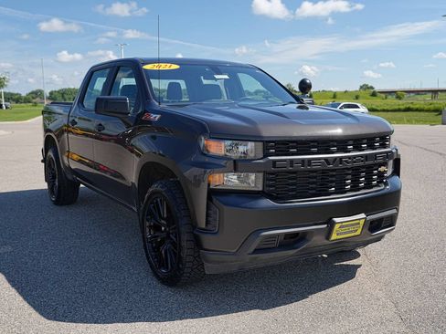 Used 2021 Chevrolet Silverado 1500 W/T w/ Z71 Off-Road Package AWD/4WD image 3