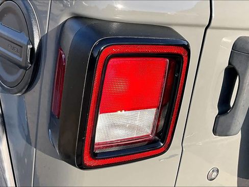 Used 2018 Jeep Wrangler Unlimited Sahara AWD/4WD image 29