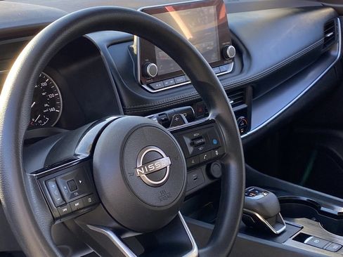 Used 2023 Nissan Rogue SV image 7