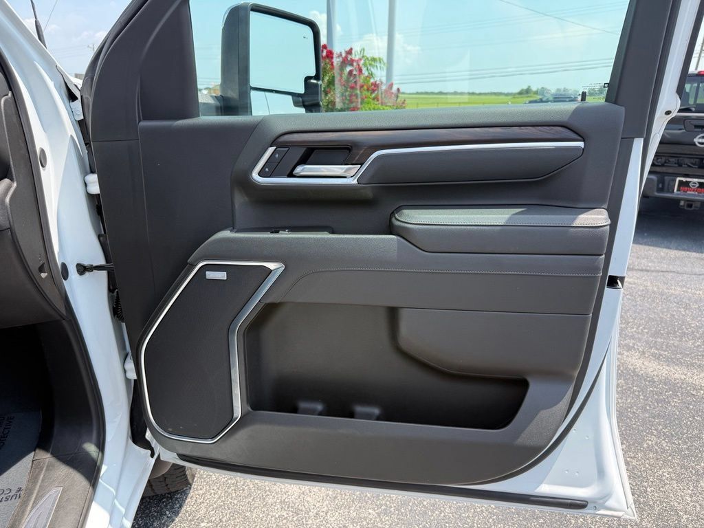 Used 2025 GMC Sierra 2500 SLT w/ SLT Convenience Package AWD/4WD image 19
