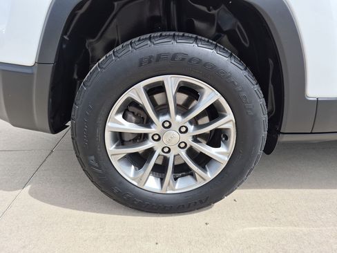 Used 2019 Jeep Cherokee Latitude Plus AWD/4WD image 12