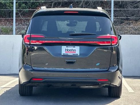 Used 2024 Chrysler Pacifica Premium FWD image 4