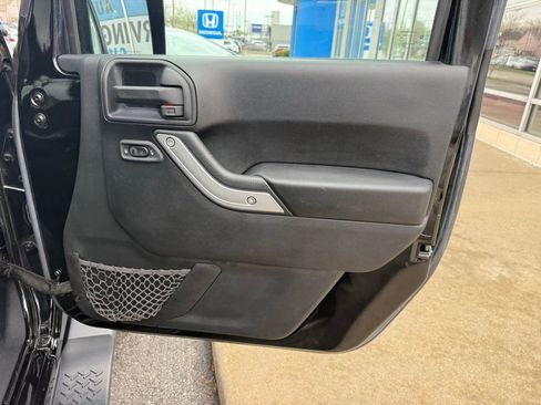 Used 2016 Jeep Wrangler Unlimited Sahara w/ Connectivity Group AWD/4WD image 41