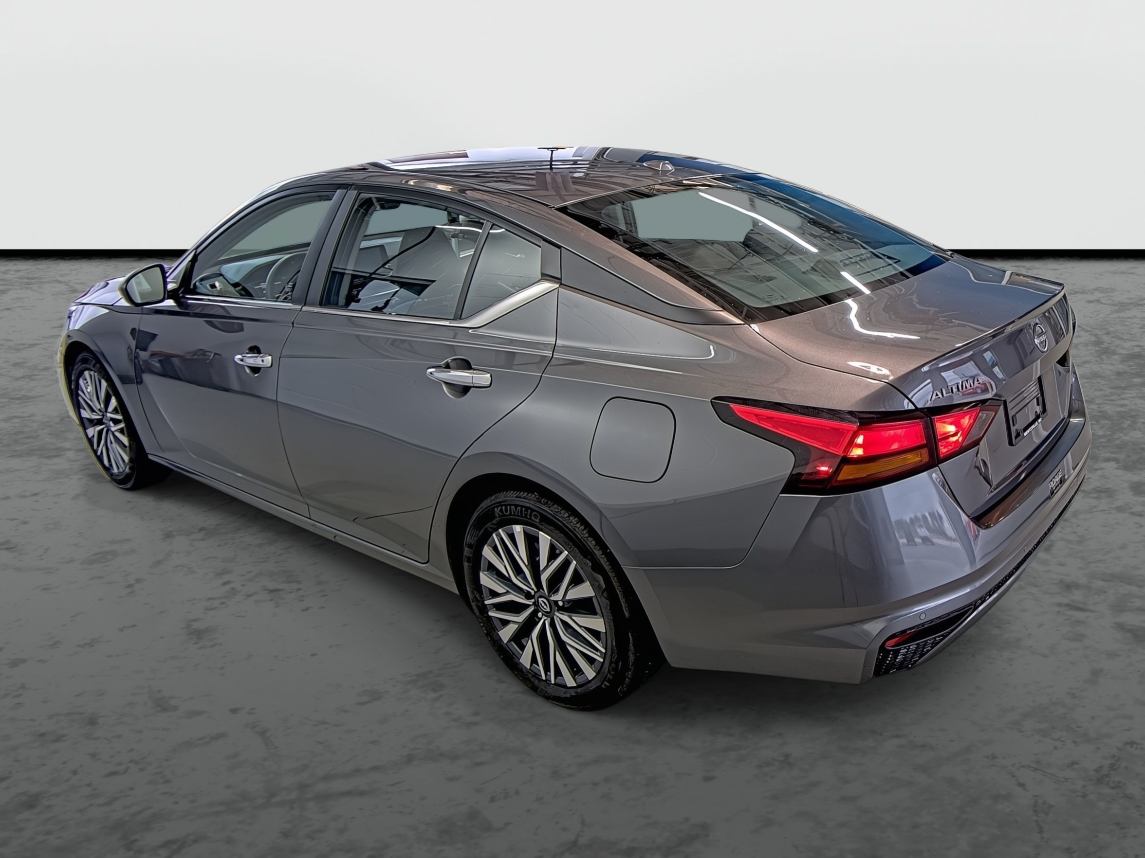 Used 2025 Nissan Altima 2.5 SV FWD image 7
