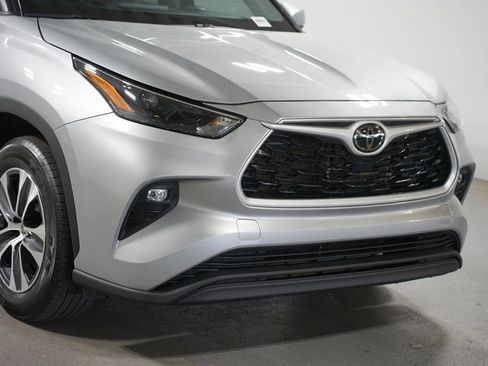 Certified 2024 Toyota Highlander XLE FWD image 4