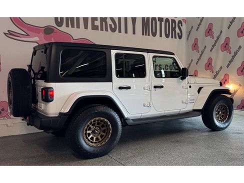Used 2018 Jeep Wrangler Unlimited Sahara AWD/4WD image 10