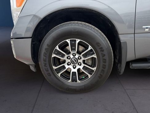 Used 2024 Nissan Titan SV w/ SV Convenience Package image 9