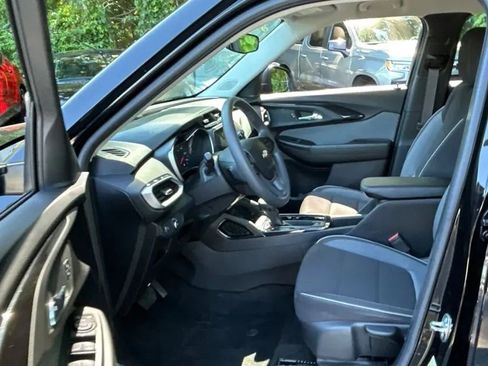 Used 2021 Chevrolet TrailBlazer LS FWD image 2