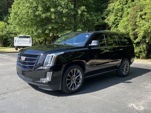 Used 2019 Cadillac Escalade Premium Luxury w/ Escalade Sport Edition AWD/4WD image 5