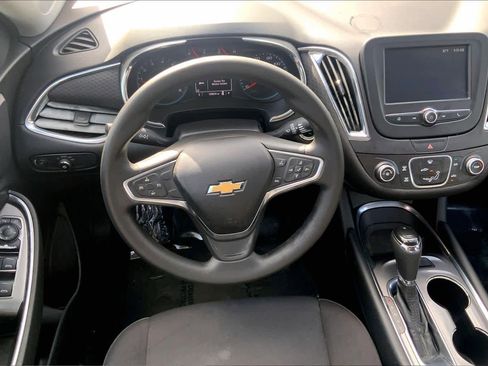 Used 2017 Chevrolet Malibu LT FWD image 6