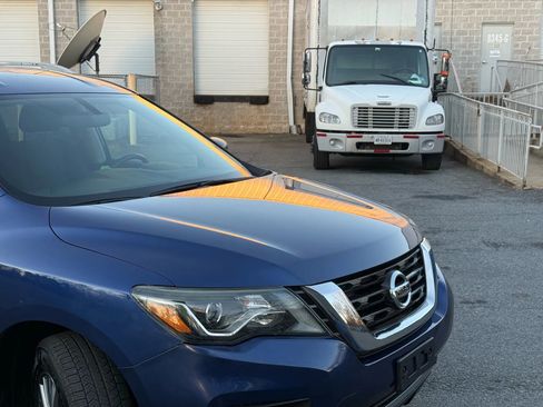 Used 2018 Nissan Pathfinder SV image 3