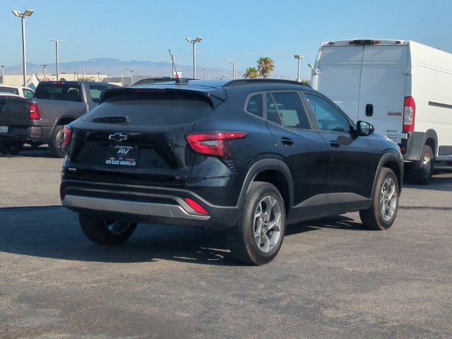 Used 2025 Chevrolet Trax LT FWD image 8