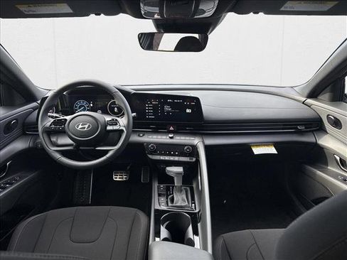 New 2025 Hyundai Elantra SEL image 15