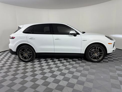 Certified 2023 Porsche Cayenne Platinum Edition image 8