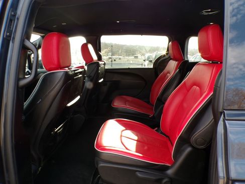 Used 2021 Chrysler Pacifica Limited w/ Uconnect Theater Family Group image 19