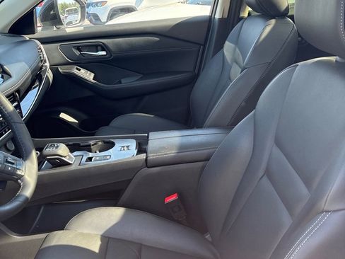 Used 2025 Nissan Rogue SL w/ Tech Package image 2