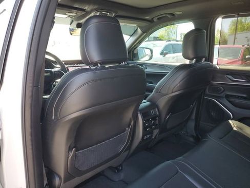 Certified 2025 Jeep Grand Cherokee Limited w/ Luxury Tech Group II RWD image 15