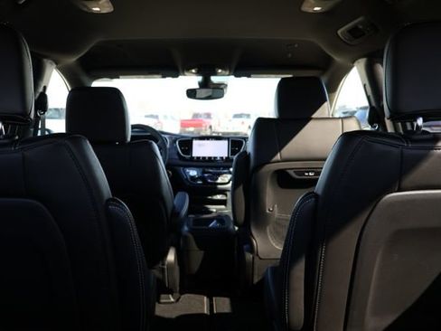 New 2026 Chrysler Pacifica Select image 9