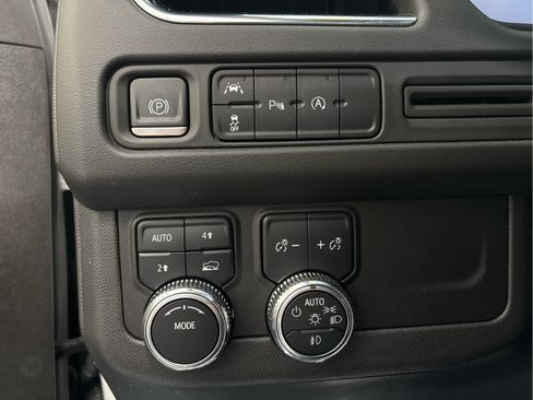 Used 2023 GMC Yukon XL SLT AWD/4WD image 16