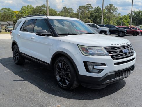 Used 2017 Ford Explorer XLT w/ Equipment Group 202A FWD image 3