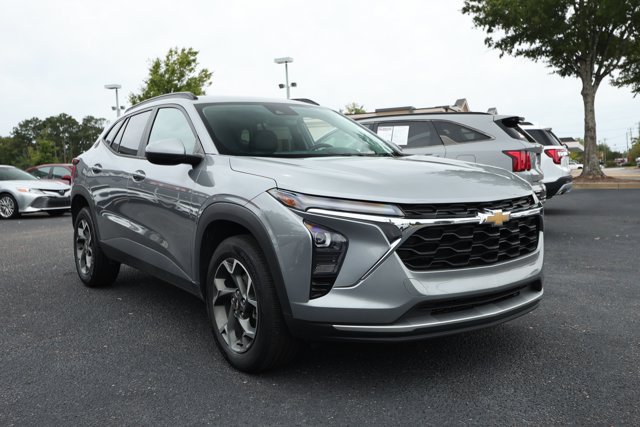 Used 2024 Chevrolet Trax LT w/ Driver Confidence Package FWD image 3