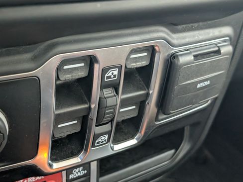 Used 2021 Jeep Gladiator Rubicon AWD/4WD image 13
