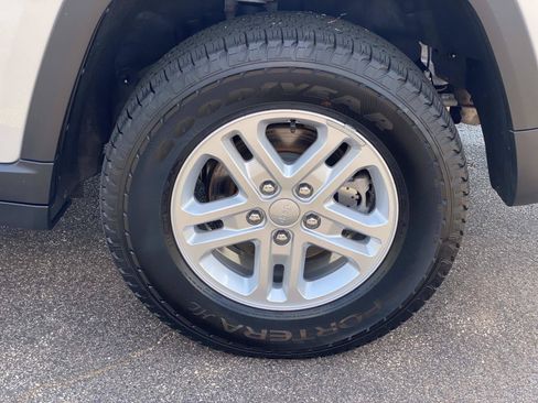 Used 2025 Jeep Grand Cherokee Laredo RWD image 16