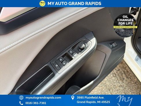 Used 2024 Volkswagen Taos SE w/ Panoramic Sunroof Package AWD/4WD image 11
