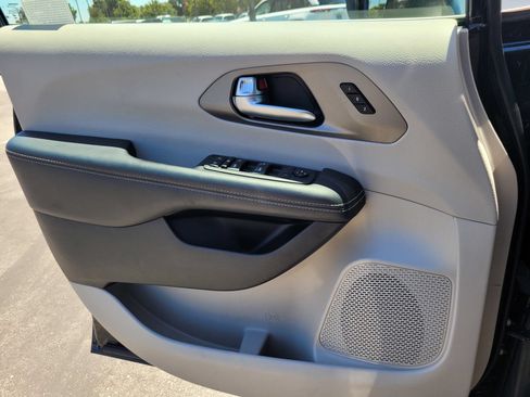 Used 2023 Chrysler Pacifica Touring-L FWD image 29