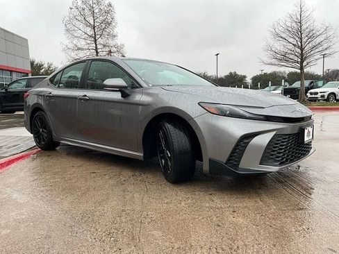 Used 2025 Toyota Camry SE FWD image 5