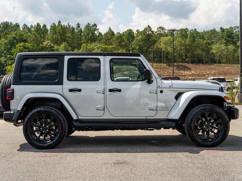 Used 2023 Jeep Wrangler Unlimited Sahara w/ Cold Weather Group AWD/4WD image 8